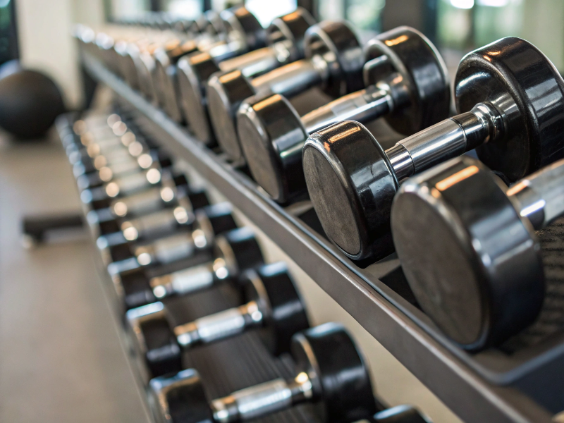 Attrezzatura fitness con manubri e kettlebell in palestra a Perugia